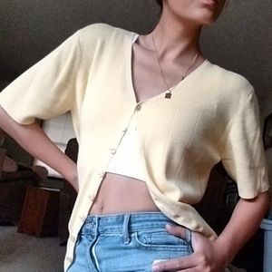 Soft yellow short sleeve sweater